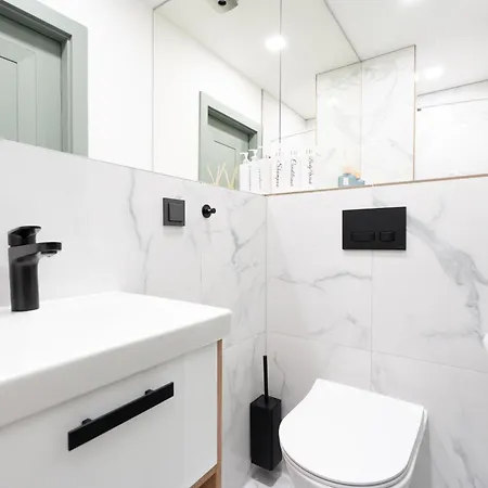 Design Garden With Private Parking & Playground *