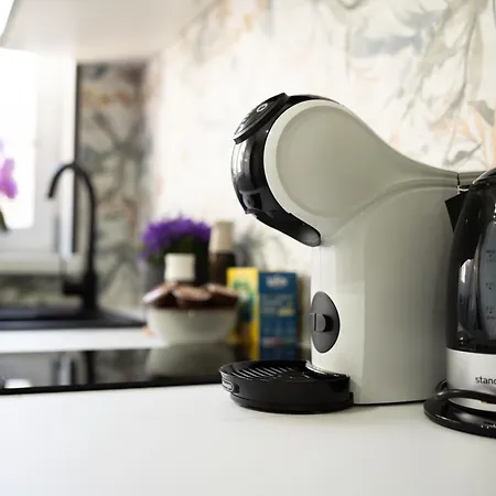 Design Garden With Private Parking & Playground *