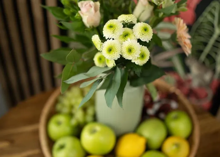 Design Garden With Private Parking & Playground *