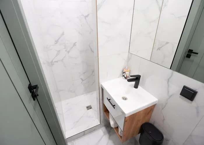 Design Garden With Private Parking & Playground