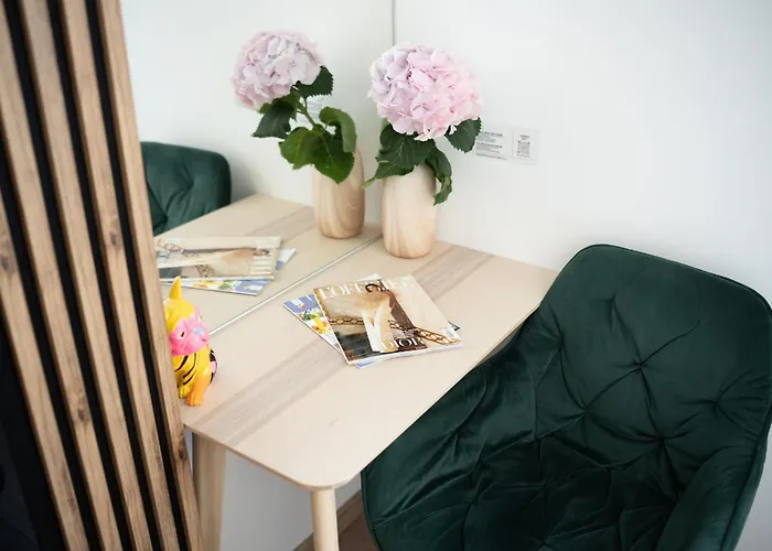 Design Garden With Private Parking & Playground *