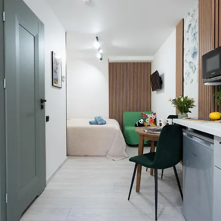 Design Garden With Private Parking & Playground *