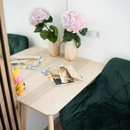 Design Garden With Private Parking & Playground *