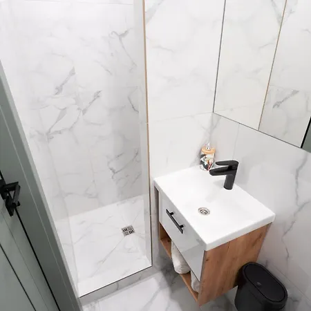 Design Garden With Private Parking & Playground