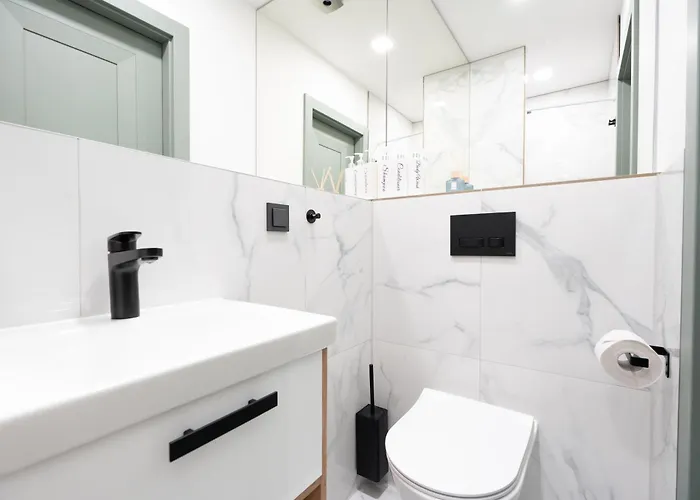 Design Garden With Private Parking & Playground *