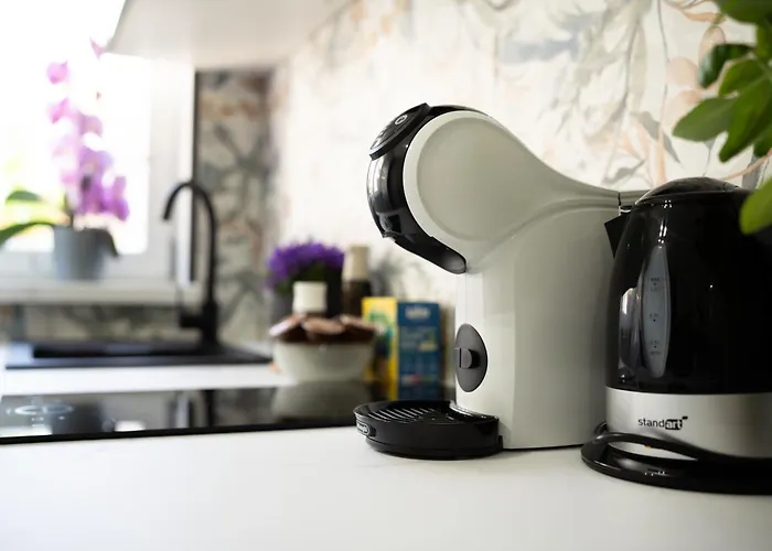 Design Garden With Private Parking & Playground *