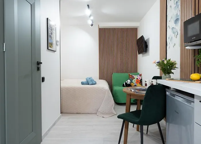 Design Garden With Private Parking & Playground *